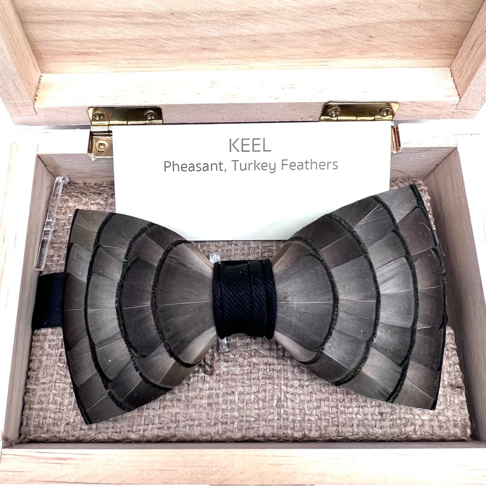 BRACKISH
Lynx Feather & Satin Pre-Tied Bow Tie